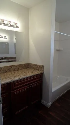 344 N Shattuck Pl — Photo 12