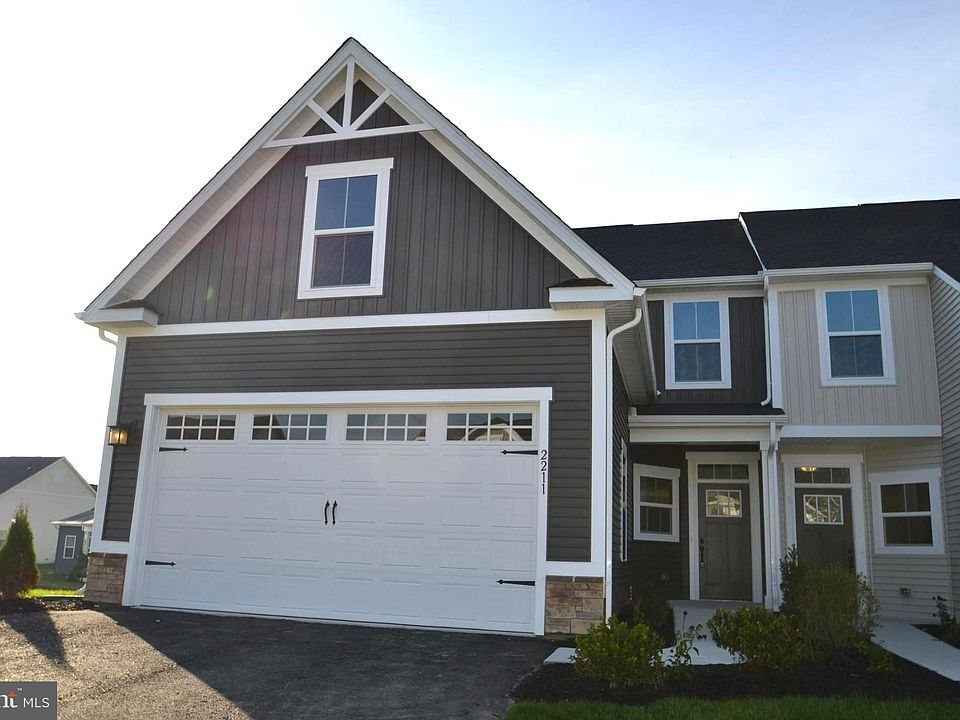 1st image of 2211 Caroline Ln