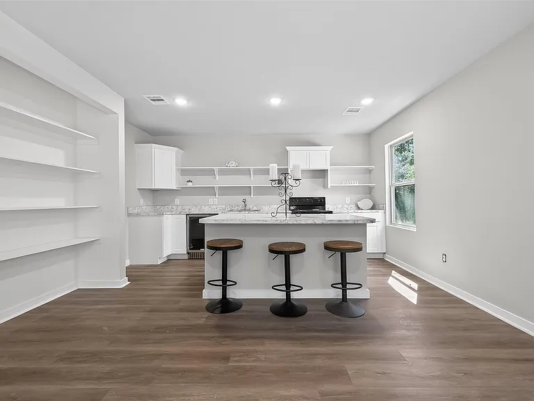154 E Lakeview Dr — Photo 1