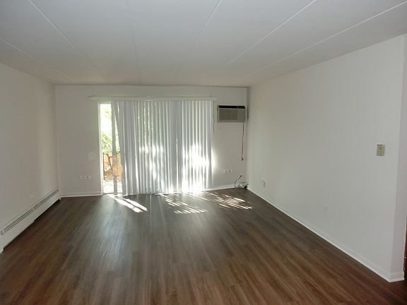3rd image of 18361 Glen Oak Ave APT 1H