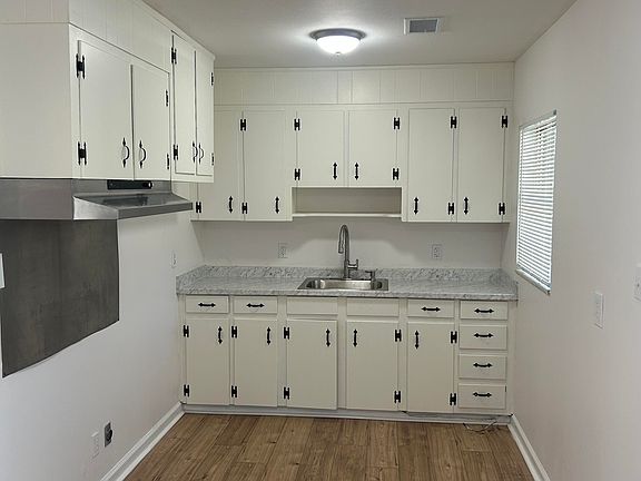 3rd image of 2559 Burbank Pl