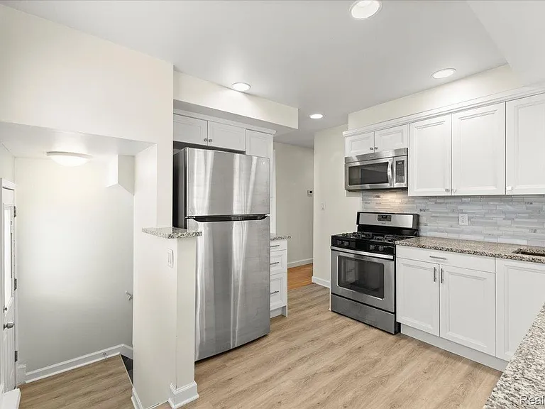 1313 Royal Ave — Photo 5
