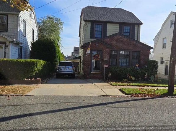 203 Capitol Avenue, Williston Park, NY 11596