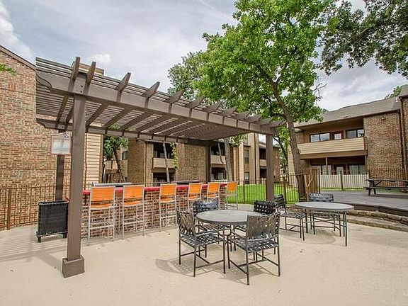 2nd image of 601 Park Blvd #C2