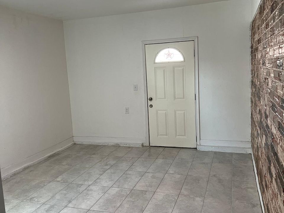 Immediately enter into the living room