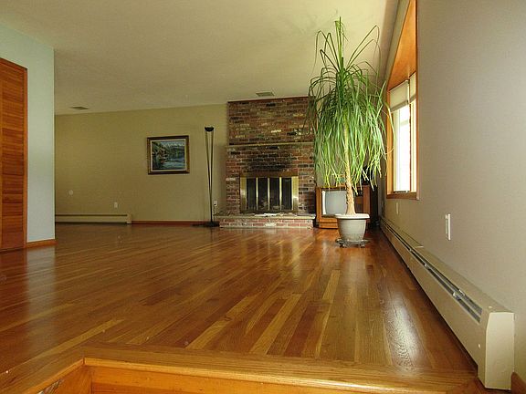Living room w/gas fire place