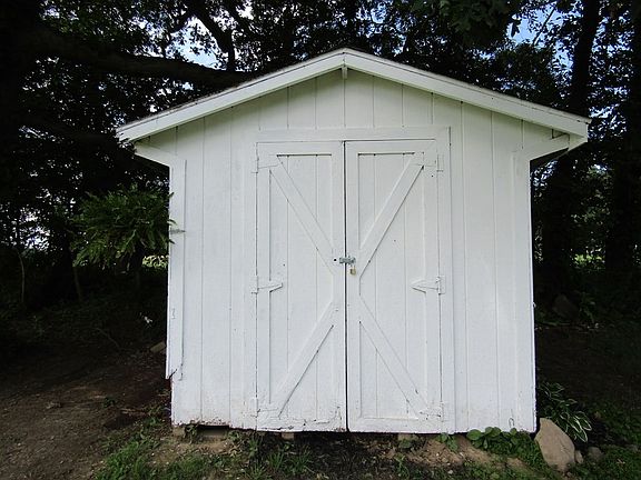 4th image of 421 Township Road 2402