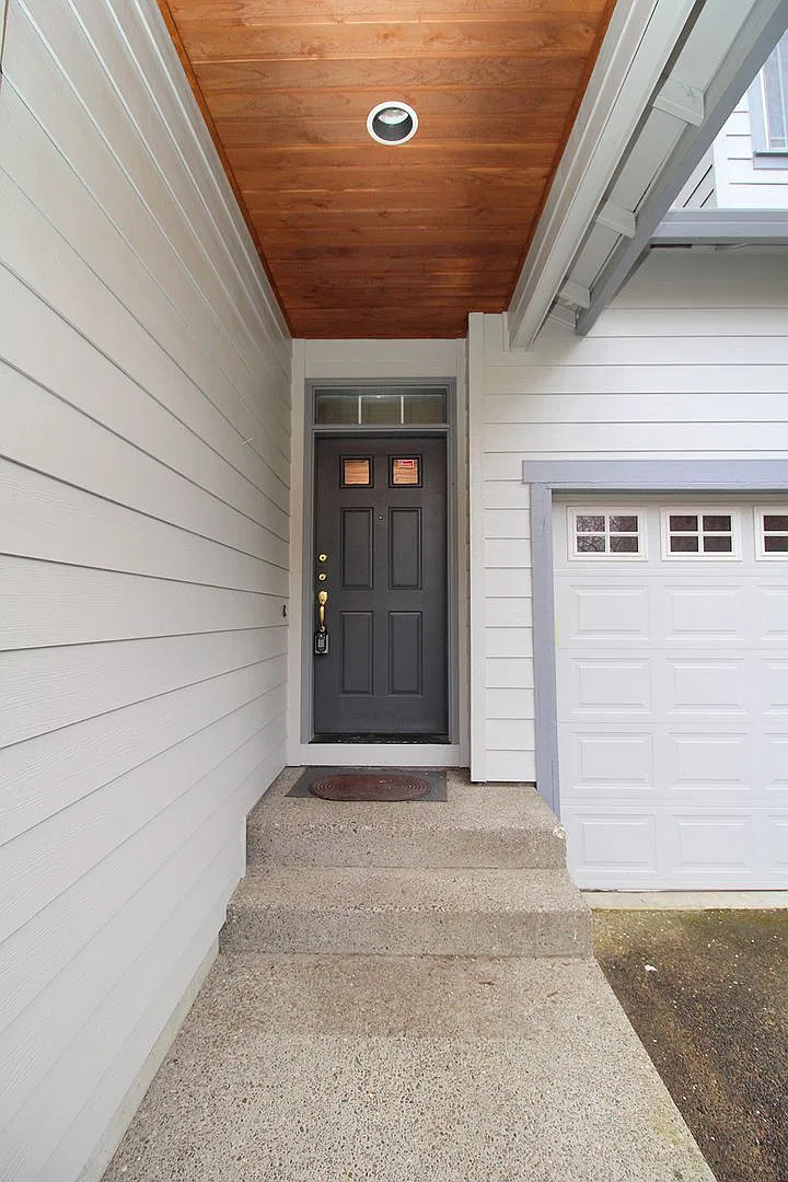Alluring 4 Bedroom, 2.5 Bathroom Modern house in Beaverton — Photo 2