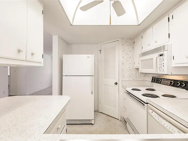 4158 Tamiami Trl #S6 — Photo 8