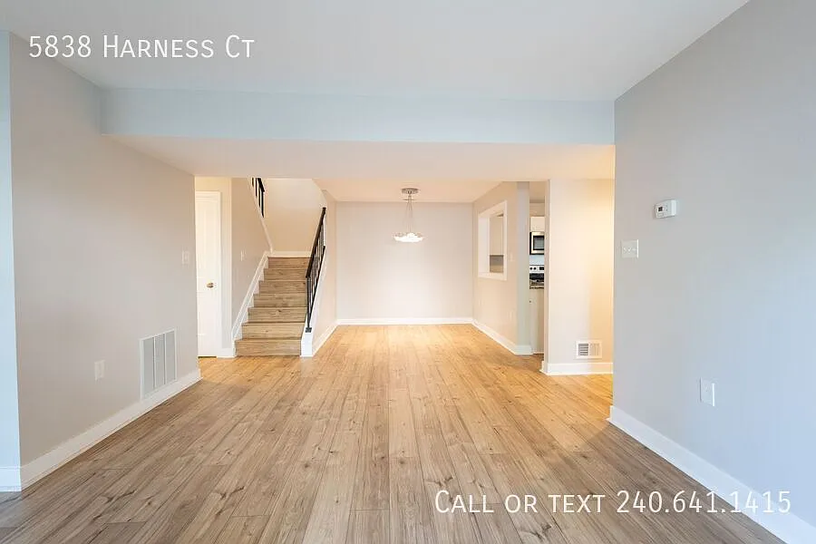 Lovely 3 BR/2.5 BA Townhome in Columbia! — Photo 2