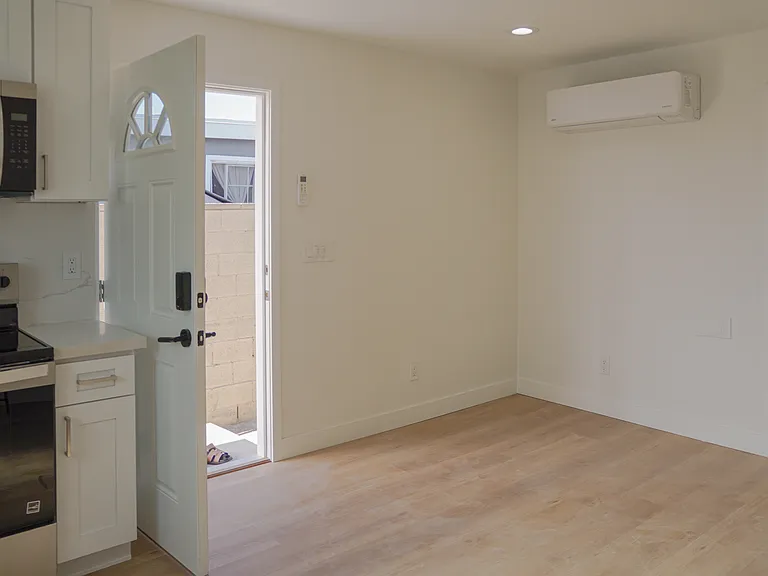 1403 W Elder Ave #A — Photo 6
