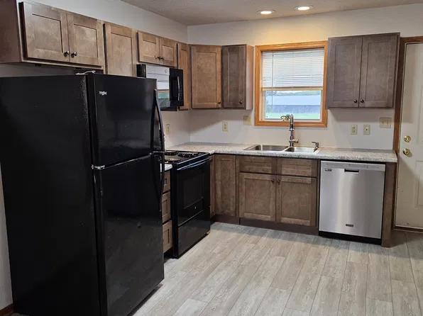 406 E Pine St, Winfield, IA 52659
