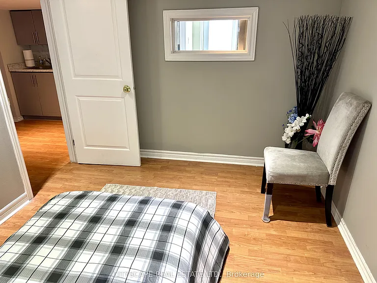 116 Rexway Dr E — Photo 8