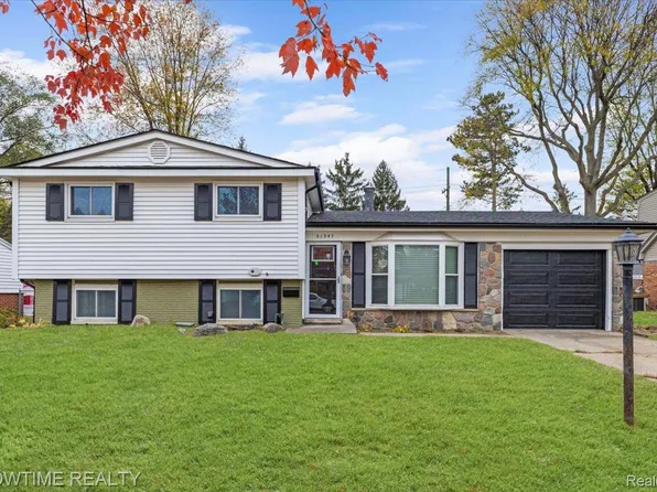 21247 Larkspur St, Farmington, MI 48336