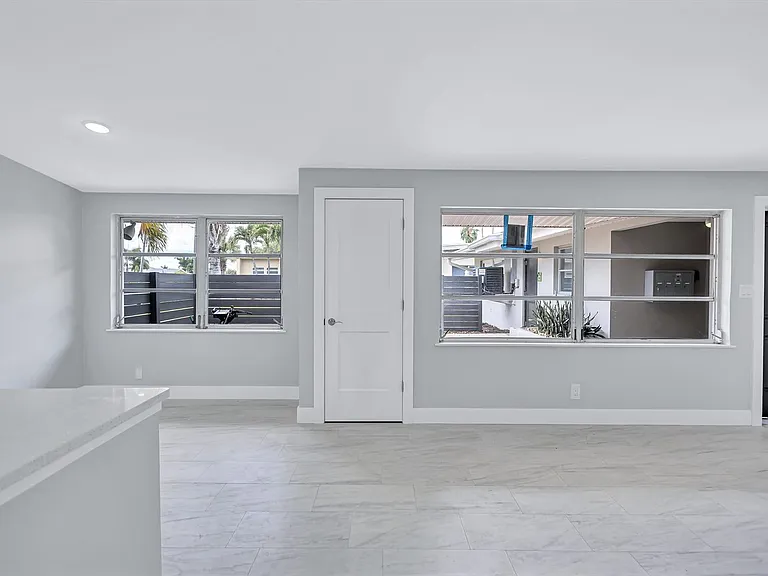 325 Capri Blvd — Photo 7
