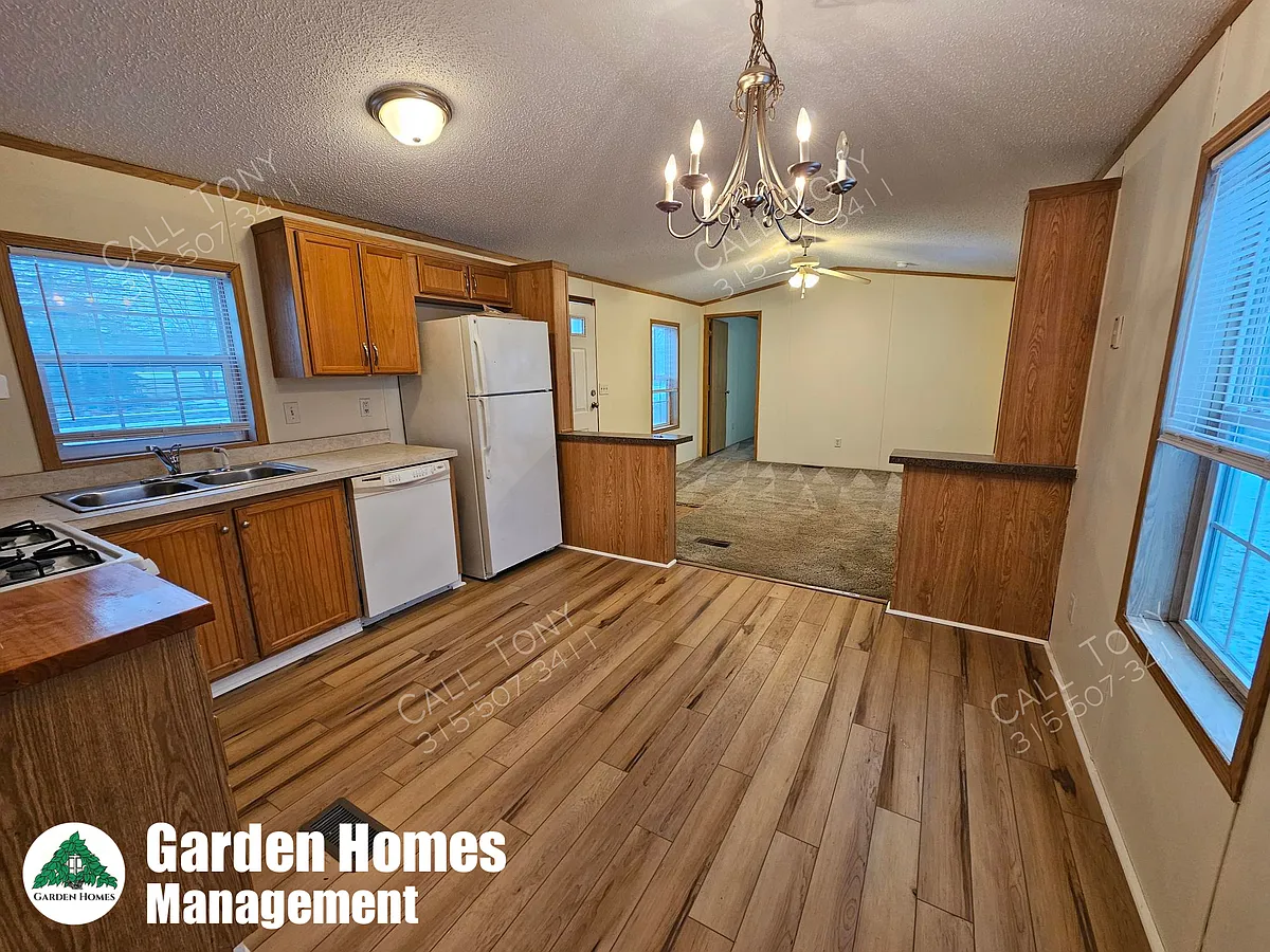 Building Photo - 304 Tulip Ln