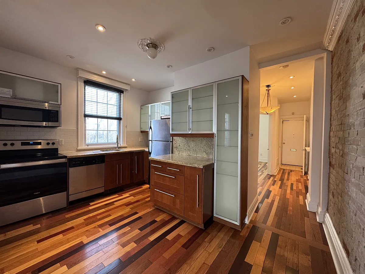 Building Photo - 2A Tiverton Ave #1