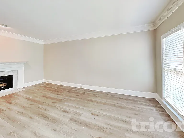 1040 Huntcliff — Photo 3