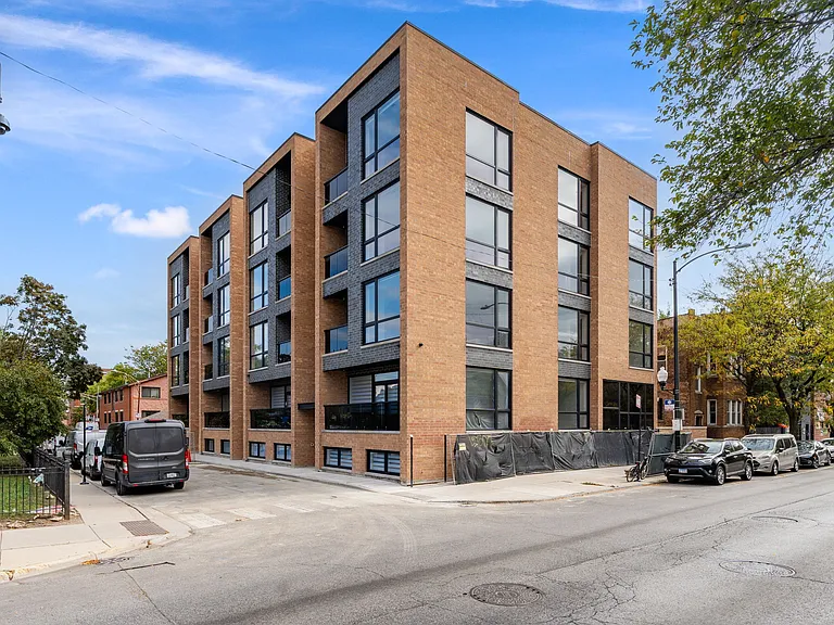 2355 W Flournoy St #102 — Photo 1