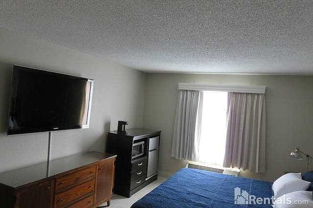 2nd image of 7150 N Tamiami Trl #420