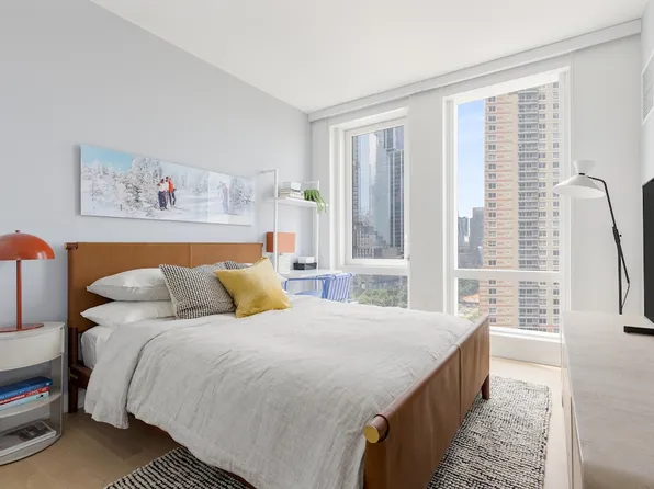 555 West 38th Street image 1 of 21