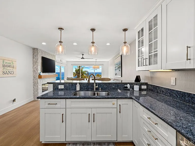 240 Moss St #4 — Photo 7