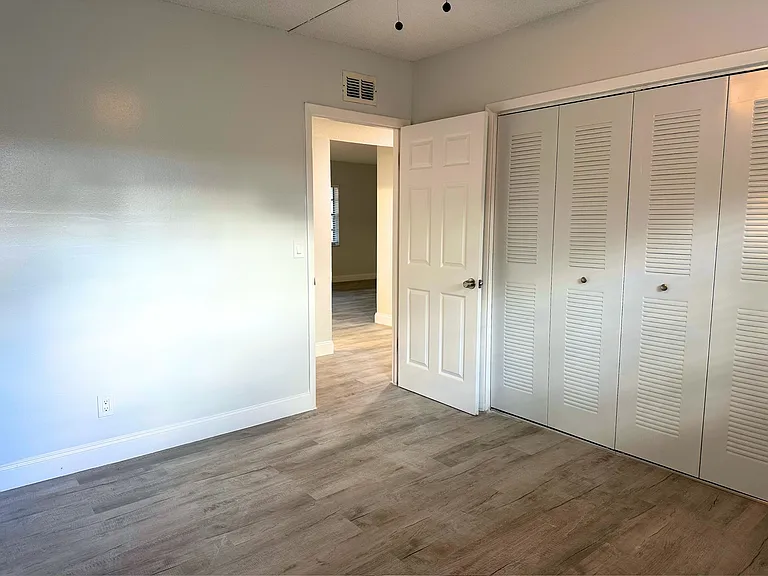 * Photos are of a similar unit and are for reference only.