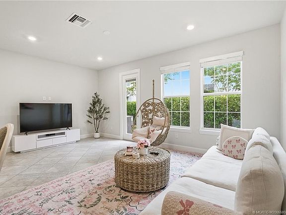 4th image of 1871 SE Tarni Way
