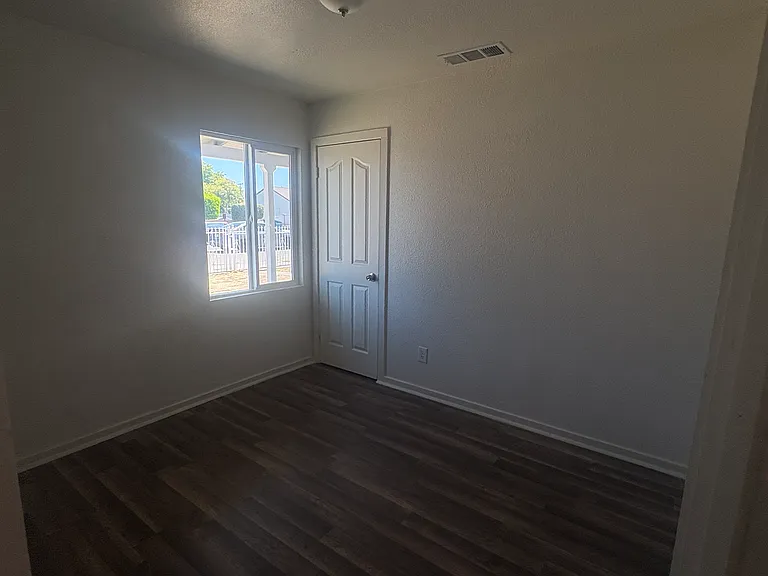 1517 N Millbrook Ave — Photo 8