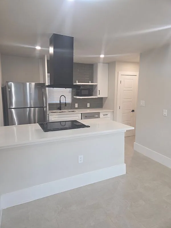 3 bed, 1.0 bath, 870 sqft, $1,745 — Photo 2
