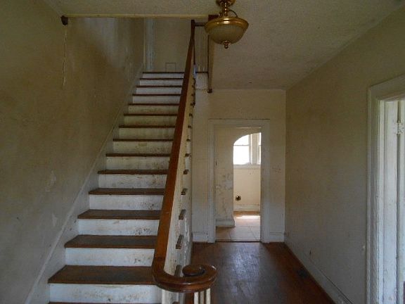 3rd image of 211 Moss St