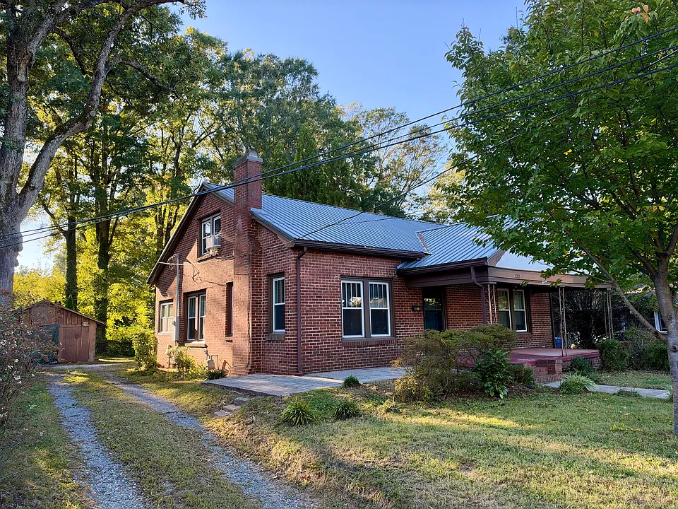 132 W Stewart Ave