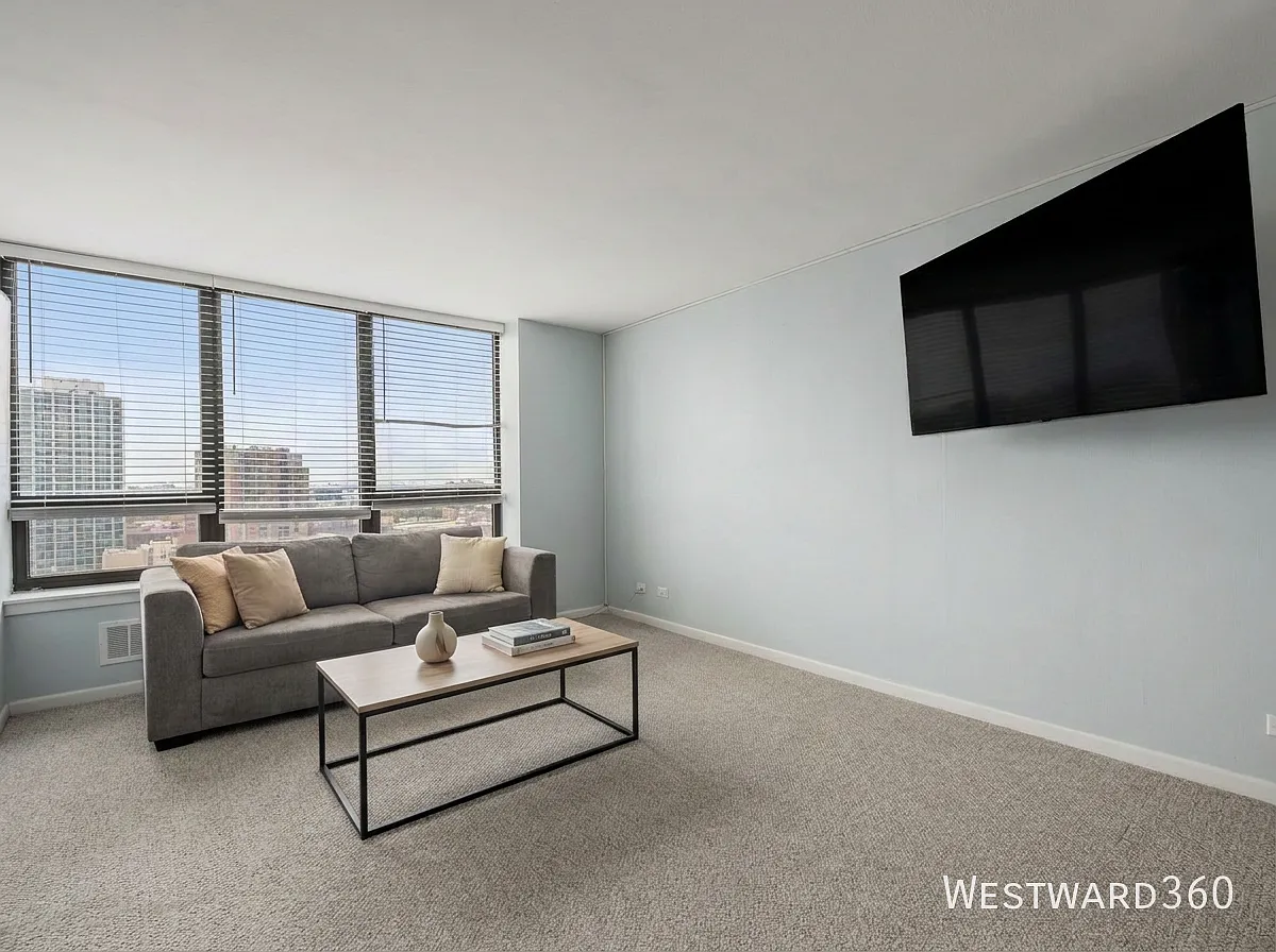 3930 N Pine Grove Ave — Photo 4