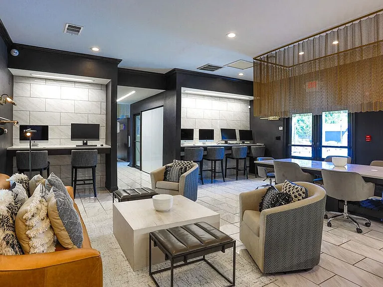 River Pointe Apartments — Photo 43