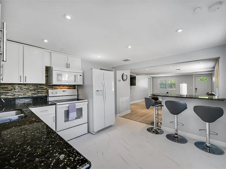 1601 Palm Way — Photo 10