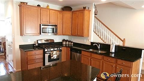 Kitchen w/Aristokraft cabinets