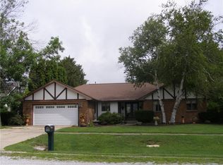 21 Country Club Ests, Sullivan, IL 61951