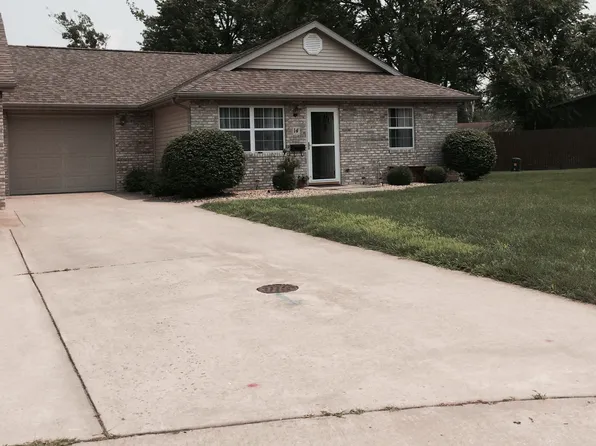 1315 W Park Ave APT 14, Taylorville, IL 62568