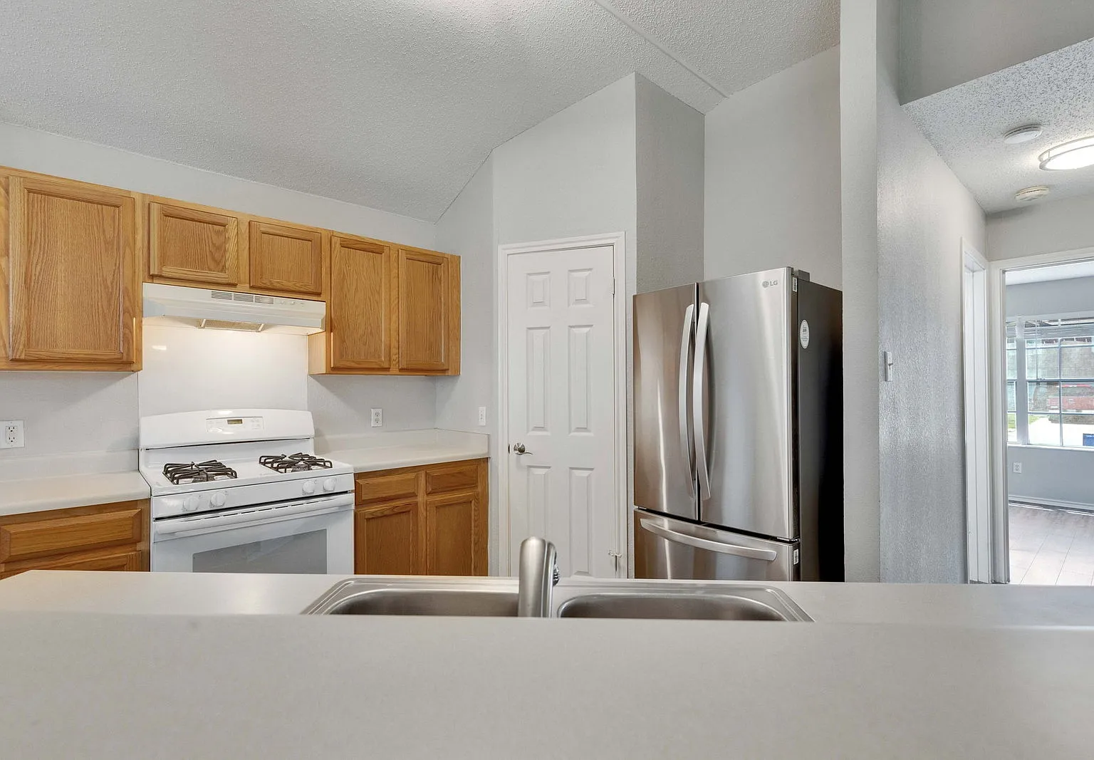 3 bed, 2.0 bath, 1341 sqft, $1,800 — Photo 4