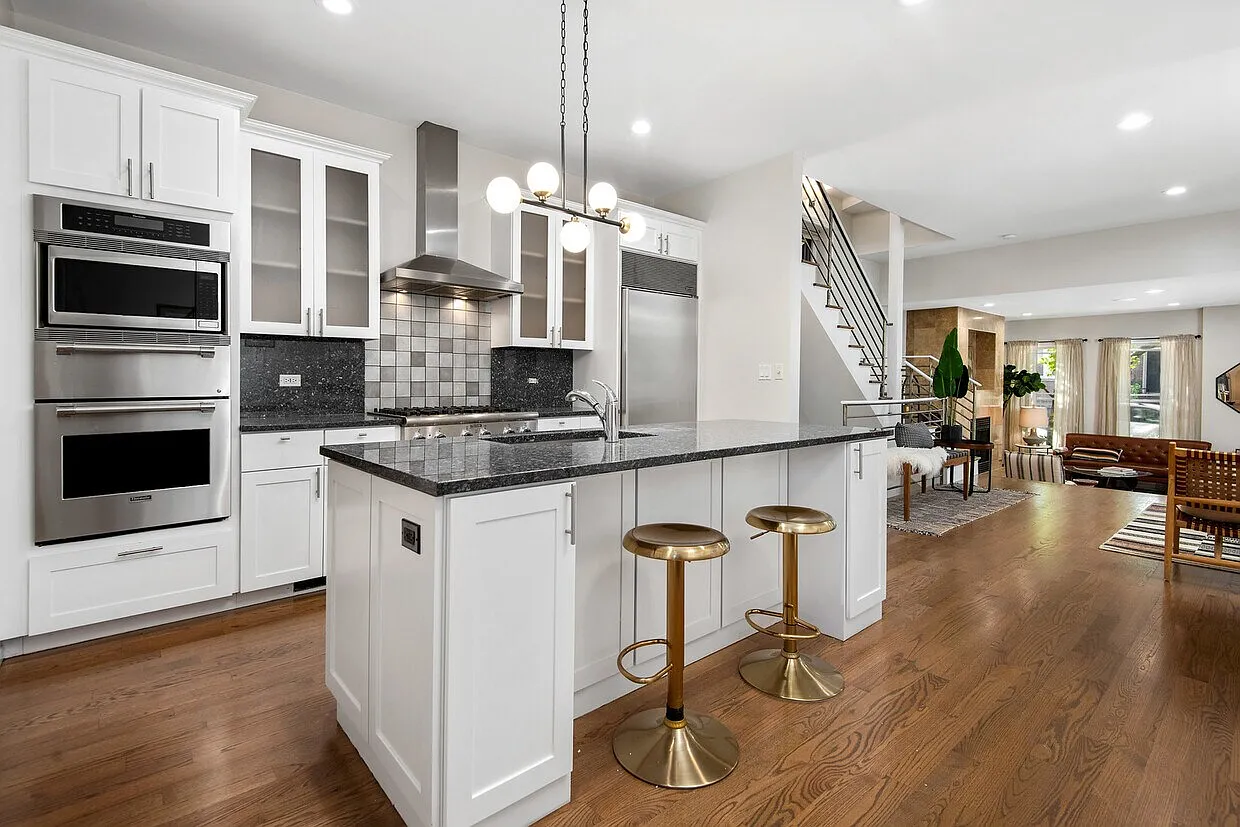 4 bed, 4.5 bath, 4000 sqft, $8,000 — Photo 2