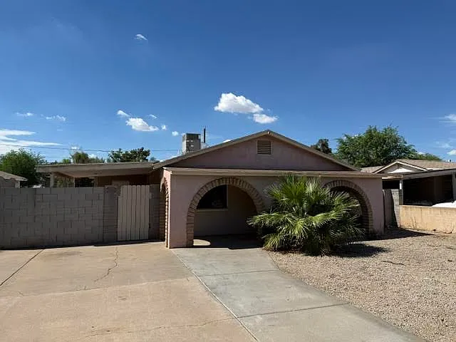 3 bed, 1100 sqft, $1,975 — Photo 1