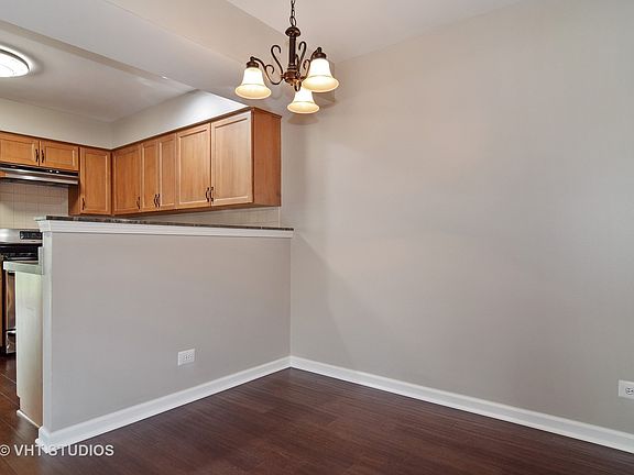 4th image of 135 White Branch Ct S