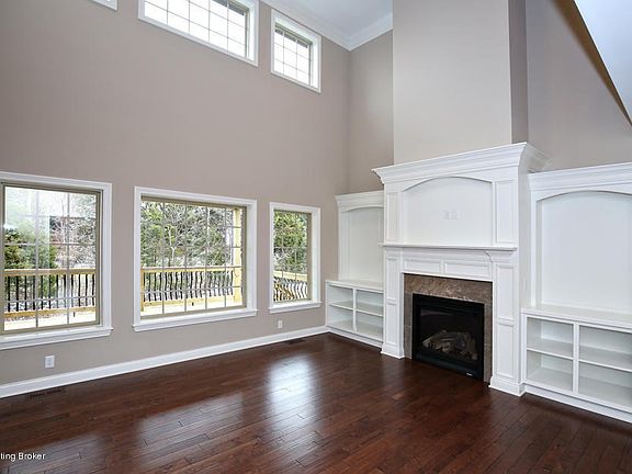 Great rm, vaulted ceiling, covered deck