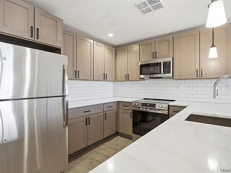 180 Deer Park Ave #207 — Photo 11