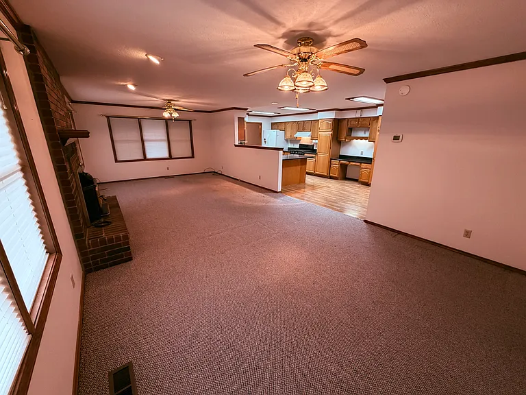 281 Lorraine Pl — Photo 3