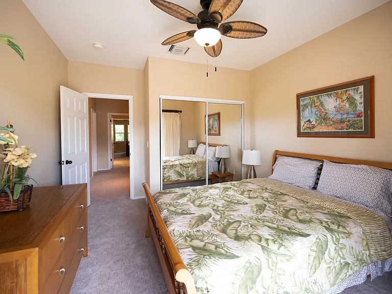 2nd bedroom w/ Queen sized bed