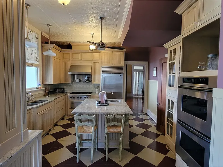 920 E Victory Dr — Photo 17