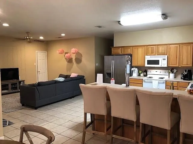 4 bed, 1888 sqft, $2,200 — Photo 3