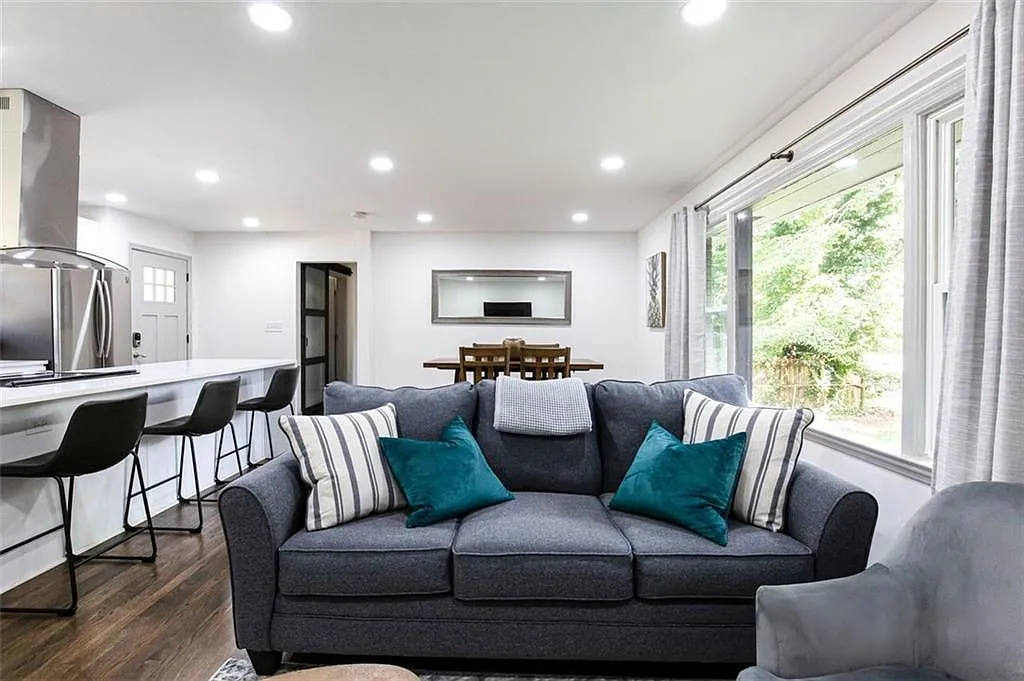 3 bed, 2.0 bath, 1077 sqft, $2,000 — Photo 3