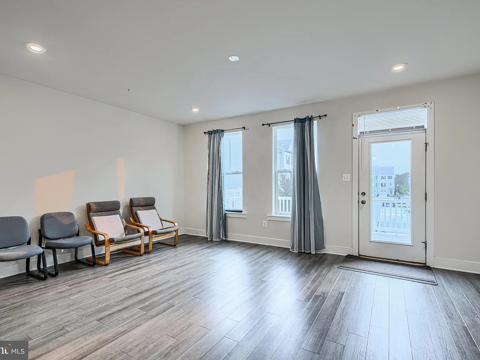 4 bed, 3.5 bath, 2016 sqft, $3,200 — Photo 4